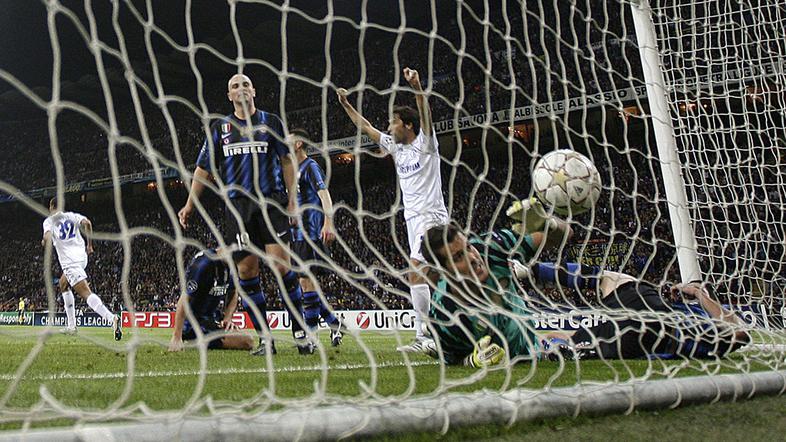 Ena od petih žog, ki jih je v sinočnji četrtfinalni tekmi iz mreže moral pobrati