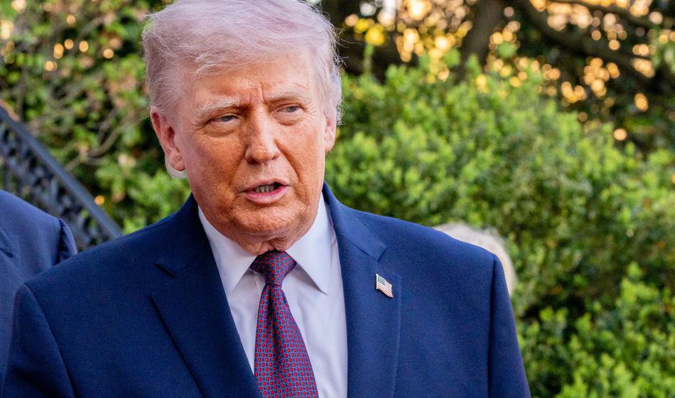 Začetek konca? Zaradi neprištevnosti bi odstavili Trumpa!