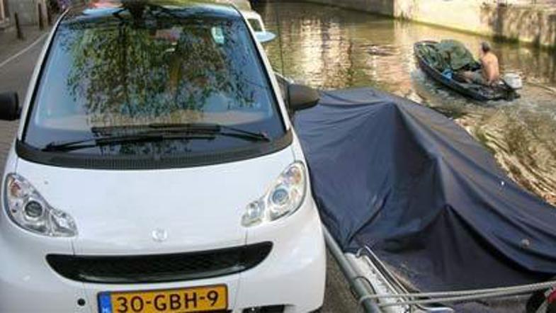 Zelo tvegano je, če v Amsterdamu (manjši) avtomobil parkirate ob vodnem kanalu.