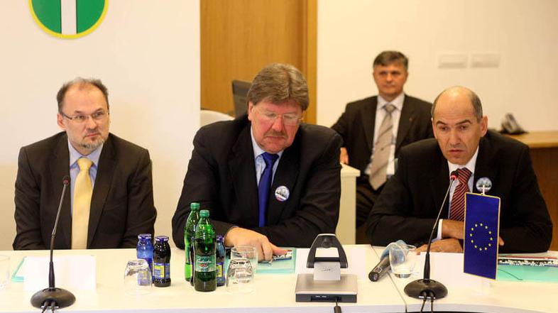 “SDV je bila teroristična organizacija v lasti takrat edine stranke, ki je vedel