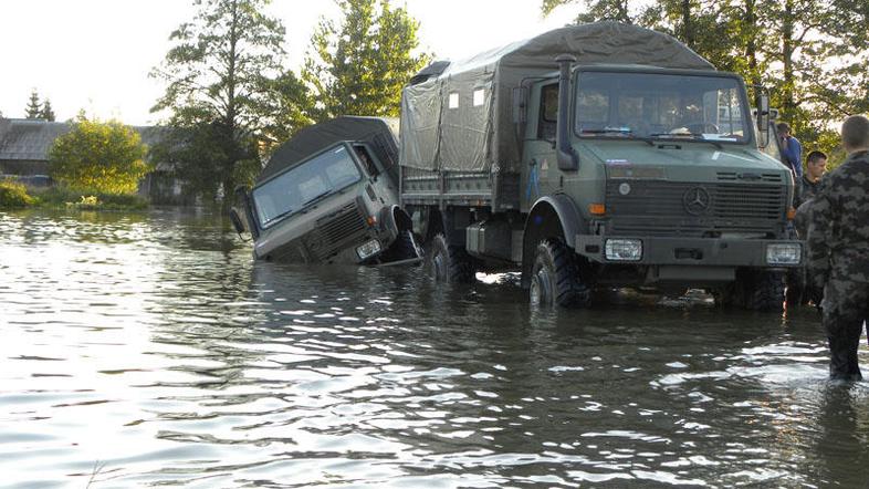 Pri pomoči poplavljenim so imeli vojaki tudi nekaj smole. (Foto: Bralec Blaž)