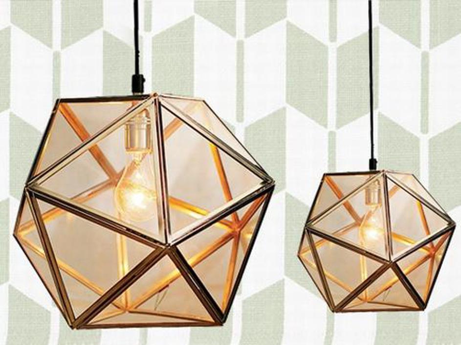 "Trikotna" stropna luč in tapete z geometrijskim vzorcem ...