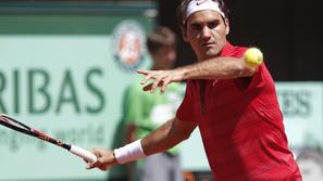 Roger Federer je na OP Francije začel z zanesljivo zmago proti Felicianu Lópezu.