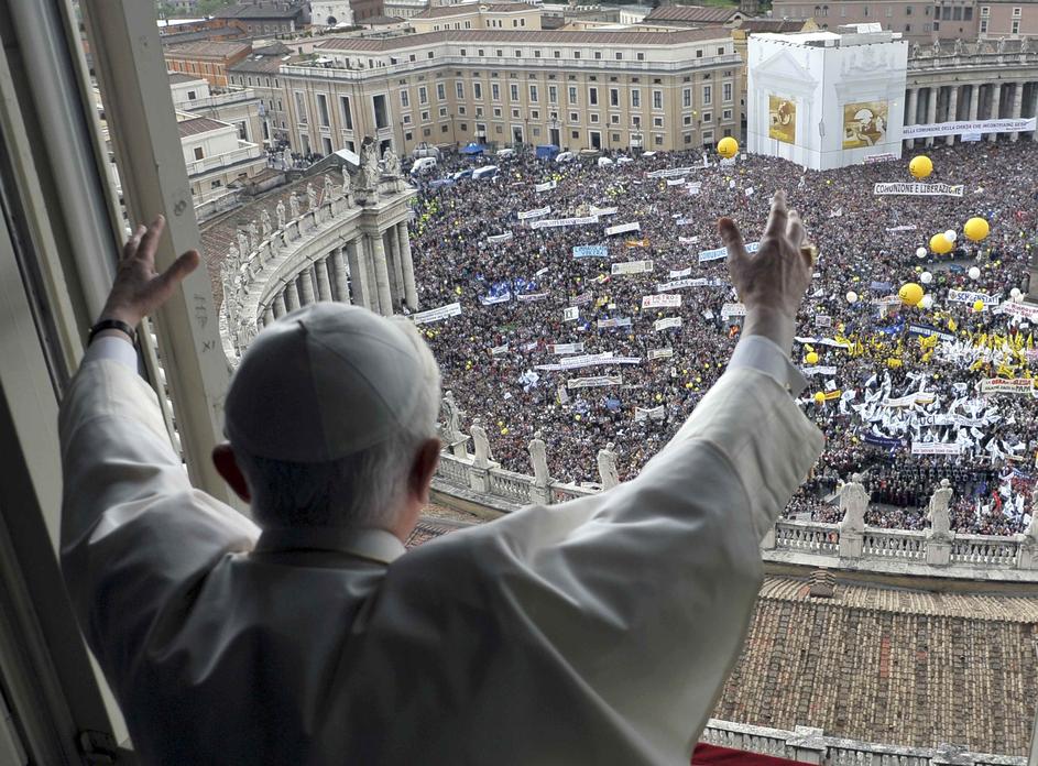 Papež pozdravlja množico, ki se je zbrala v njegovo podporo. (Foto: Reuters)