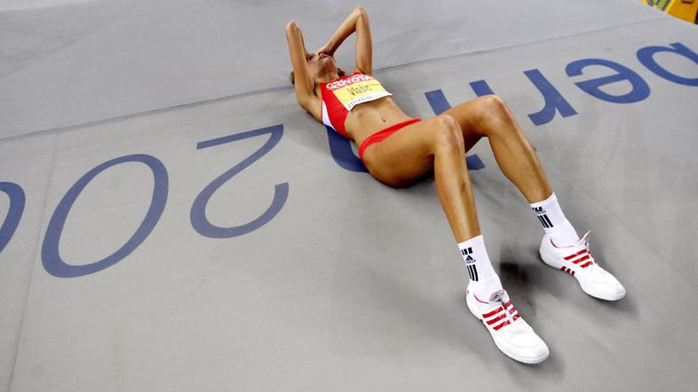 Asafa Powell je povsem očaran nad nogami Blanke Vlašić. (Foto: EPA)