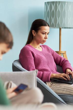 otrok in mama v dnevni sobi računalnik