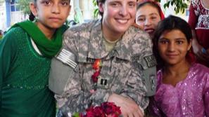 Jenna z otroci v Afganistanu (Foto: Dailymail)