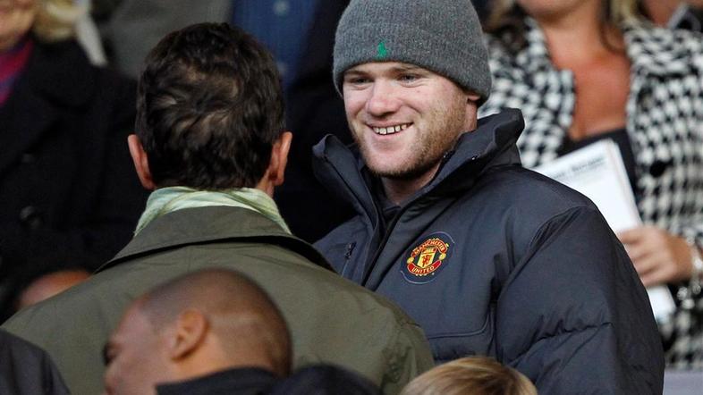 Wayne Rooney je pobegnil zvedavi javnosti. (Foto: Reuters)