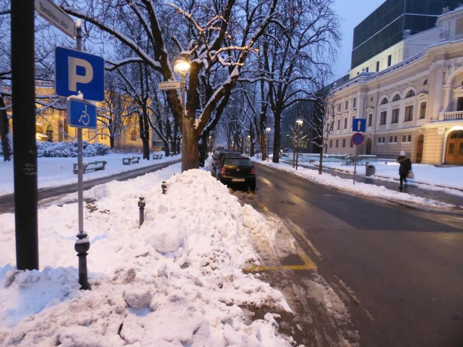 Sneg na parkirišču za invalide na Tomšičevi ulici v Ljubljani, dne 5. 1. 2016