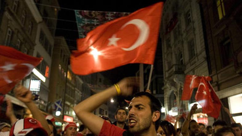 V Baslu so se na koncu veselili turški navijači.