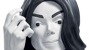 Michael Jackson je bil Quinnov model, toda umrl je pred končanim izdelkom, zato 