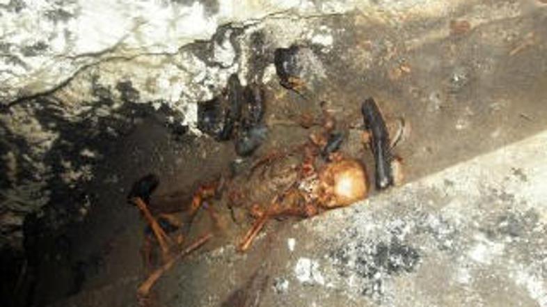 Trupla naj bi bila v treh jaških rova. (Foto: BOBO)