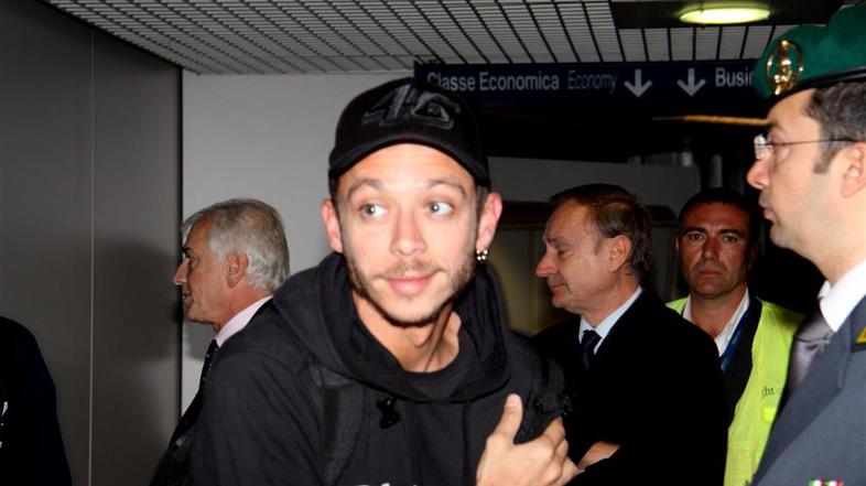 Prihod posmrtnih ostankov Marca Simoncellija na rimsko letališče.