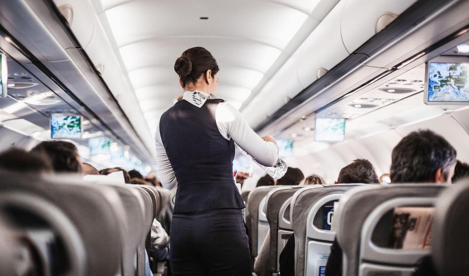 Šok na letalu: Preoblekla se je v uniformo stevardese, nato pa ...