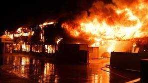 Požar, o katerem smo že poročali, je med drugim uničil tudi gotovi kruh 25 delav