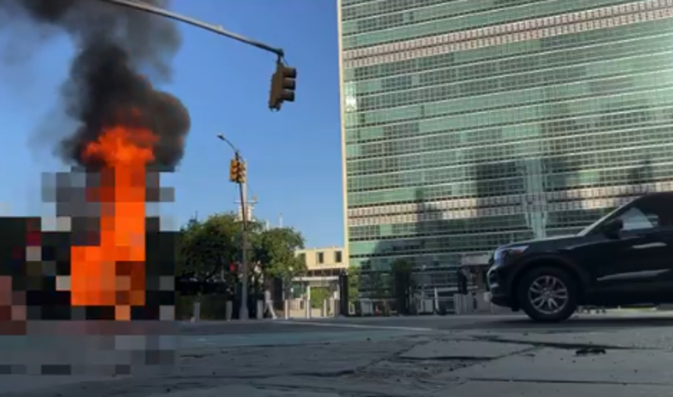 Video: Moški se je pred očmi mimoidočih zažgal