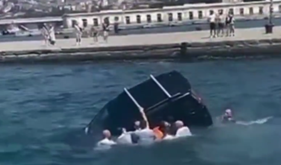 Video: Avto pristal v morju, voznika so rešili vojaki
