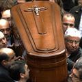 Španci so se v velikem številu zbrali na pogrebu v petek ubitega politika vladaj