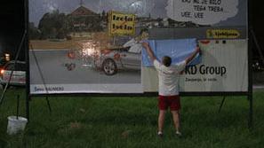 Plakate, uperjene proti izolskemu županu, so začeli lepiti v nočnem času.