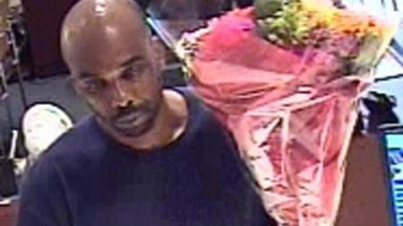 Tat je do denarja prišel le s šopkom rož in lističem papirja. (Foto: NYPD)