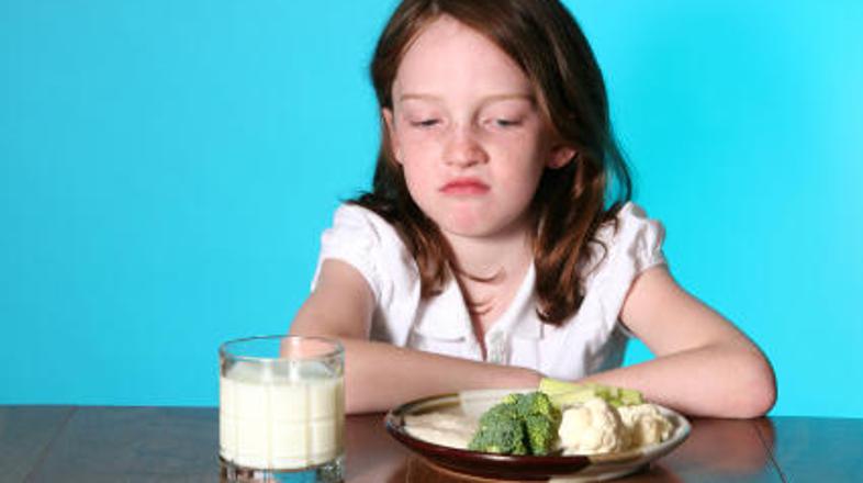Če boste majhnega otroka k jedi zelenjave prisilili pod pretvezo nagrad, bo zele