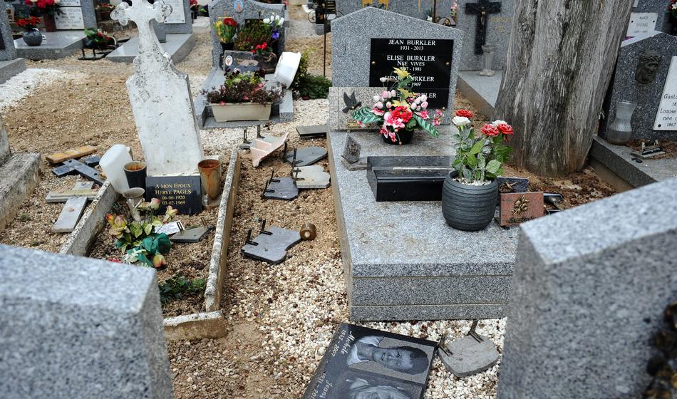 Neznanci oskrunili več sto grobov na Primorskem