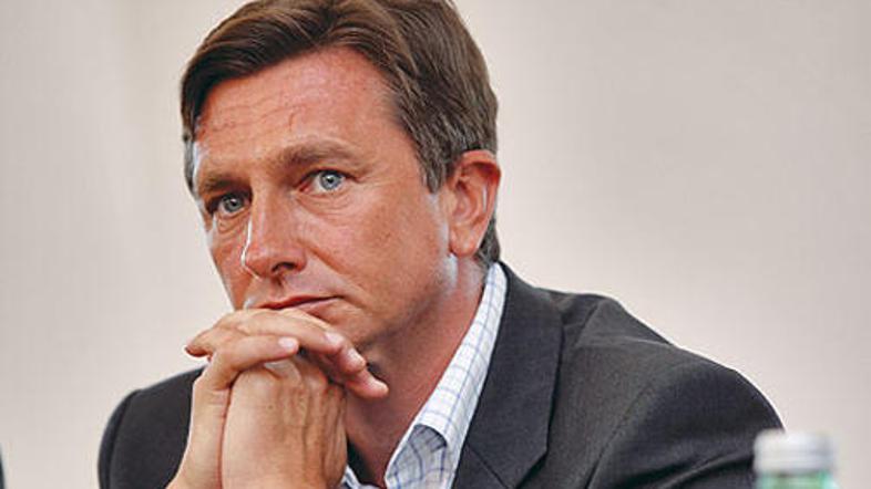 Premier čaka na sestanek z Golobičem.