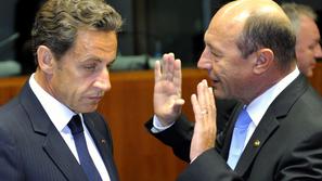 Francoski predsednik Sarkozy pred srečanjem voditeljev Unije posluša romunskega 