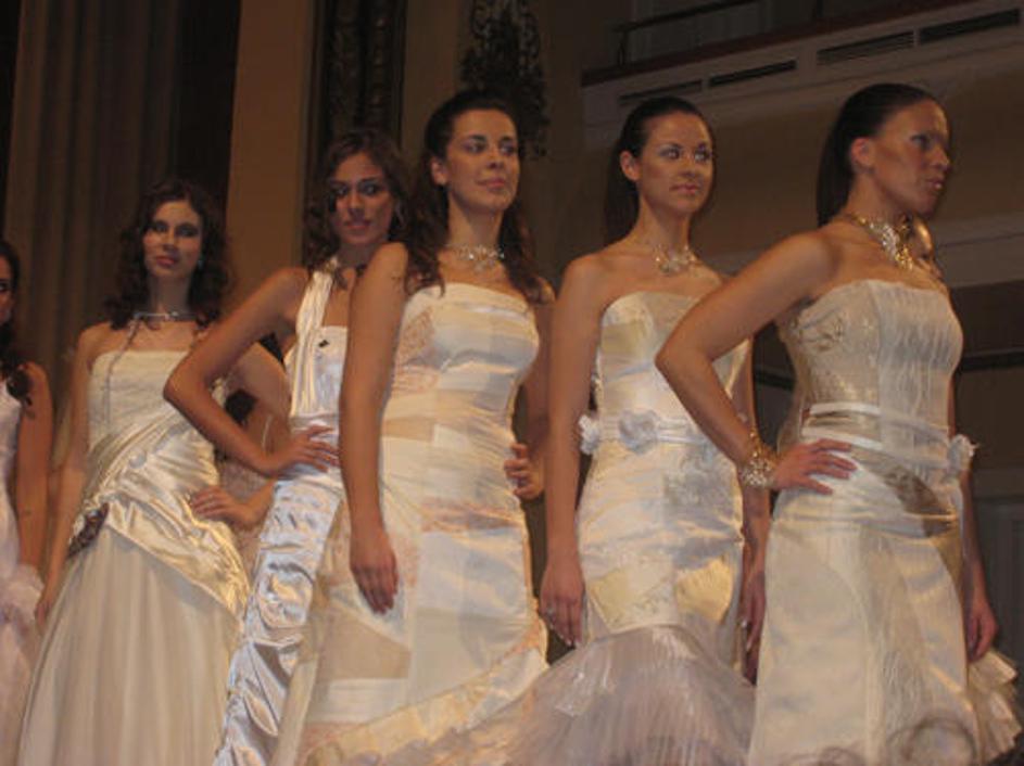 Takole je v poročni obleki pozirala Tina Semolič.