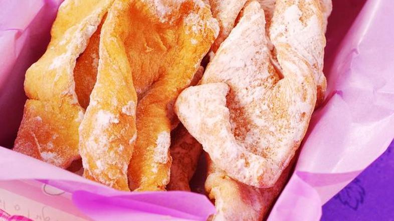 Slaščica in darilo. (Foto: Shutterstock)