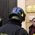 Gasilci pred ukrajinsko ambasado v Rimu, kjer se je sumljiv paket po pregledu iz
