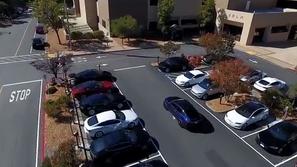 Tesla parkira samodejno