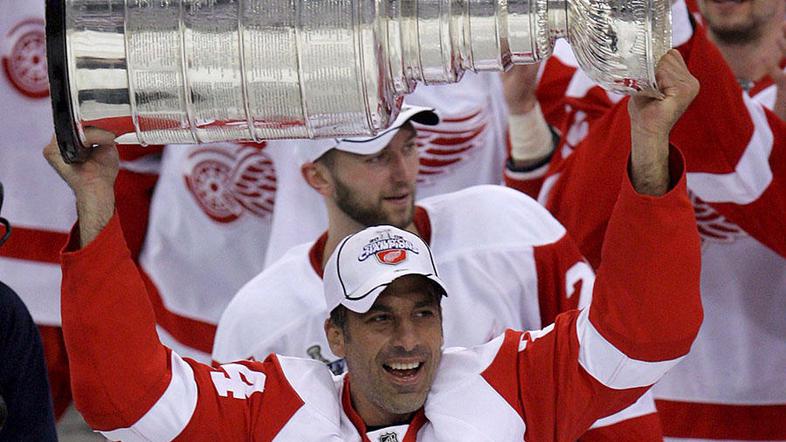 Chris Chelios bo znova zaigral v najmočnejši hokejski ligi na svetu. (Foto: EPA)