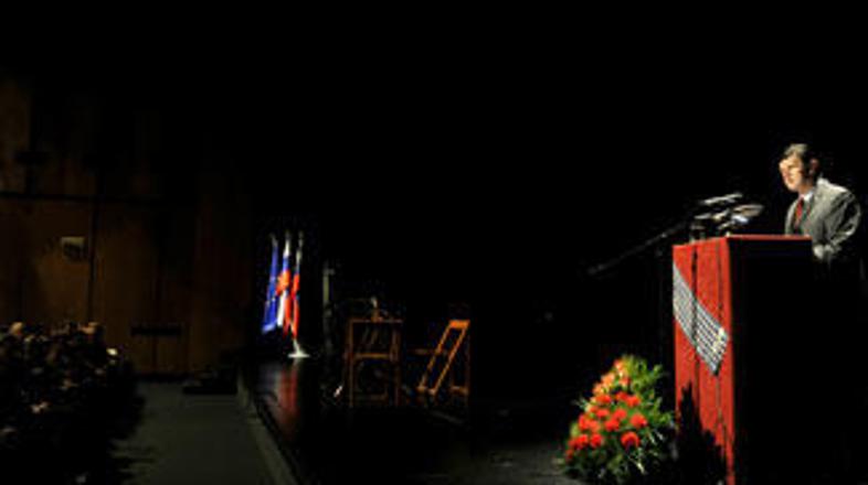 "Izraz holokavst je dobil tako velik pomen v svetu, da ga moramo kot takega spoš