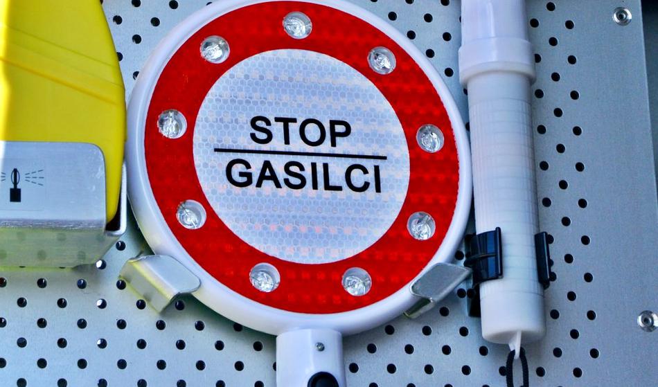 Škofja Loka: gasilci na nujni vožnji trčili z motoristom