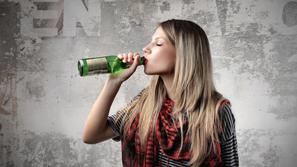 Zivljenje 08.10.12, popivanje, pitje, alkoholizem, foto: shutterstock