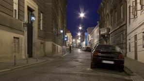 avtomobili parkirani na ulici Zagreba v nočnem času