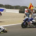 Valentino Rossi je po dirki takole poljubil tla na mestu, kjer je skoraj naredil