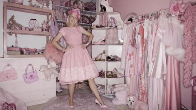 Za Kittino roza garderobo pogreb ni izjema.