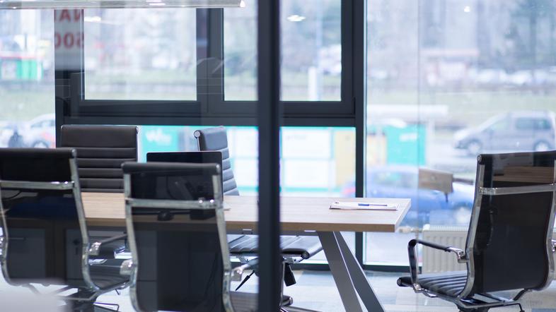 Prazni stoli v pisarni