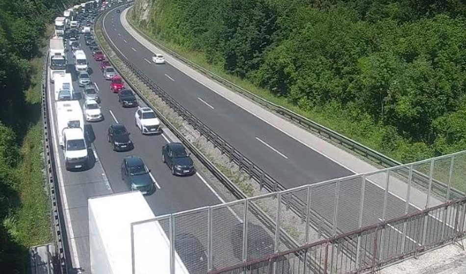 Prometni kolaps! Povsod zastoji, poteka reševanje ujetih