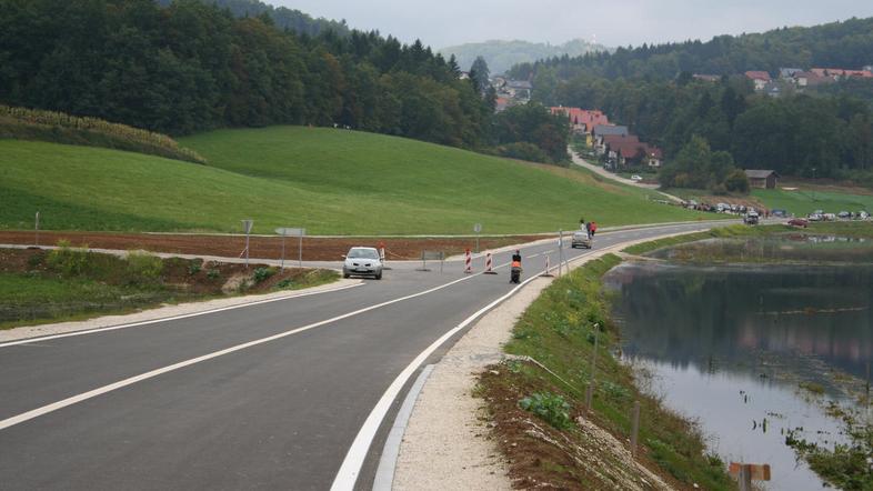 Na priključni cesti v Mirni Peči okoliški prebivalci pogrešajo pločnike. (Foto: 
