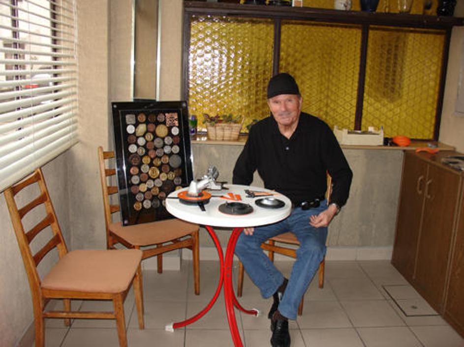 Inovator Alojz Tomazin je izdelal posebna jeklena rezila, namenjena motornim kos