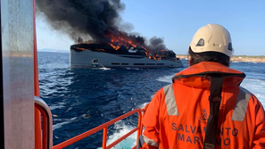 Požar na super jahti