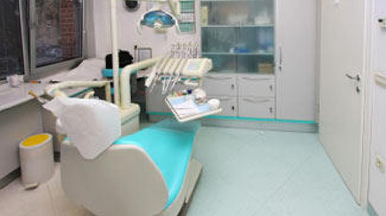 Mladoletnik je izkoristil priložnost in zbežal skozi okno pri zobozdravniku.