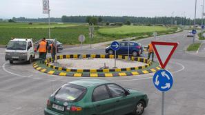 Občina bi na Kidričevi cesti postavila tako krožišče. (Foto: Iztok Golob)