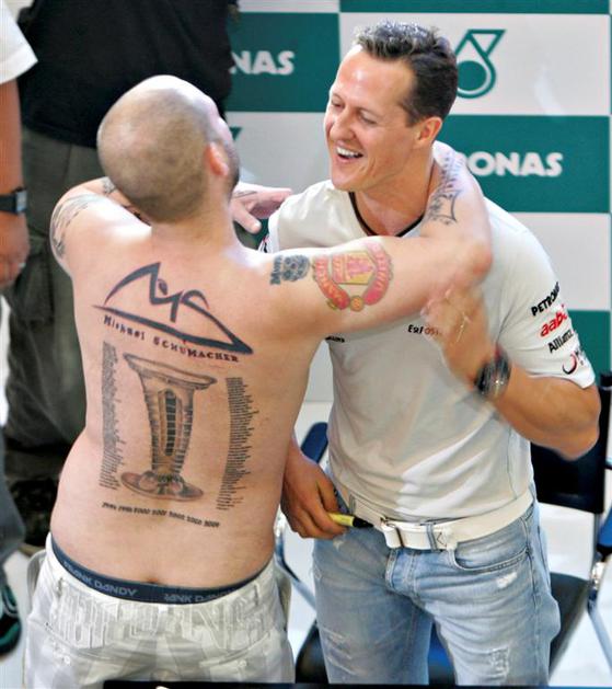 Michaela je presenetil navijač z več tatuji z motivi formule 1. To pa je ljubeze
