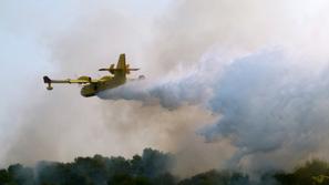 Požar pustoši po Braču