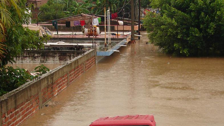 Število naravnih katastrof, ki najhuje prizadenejo revne, se je s 120 na leto v 