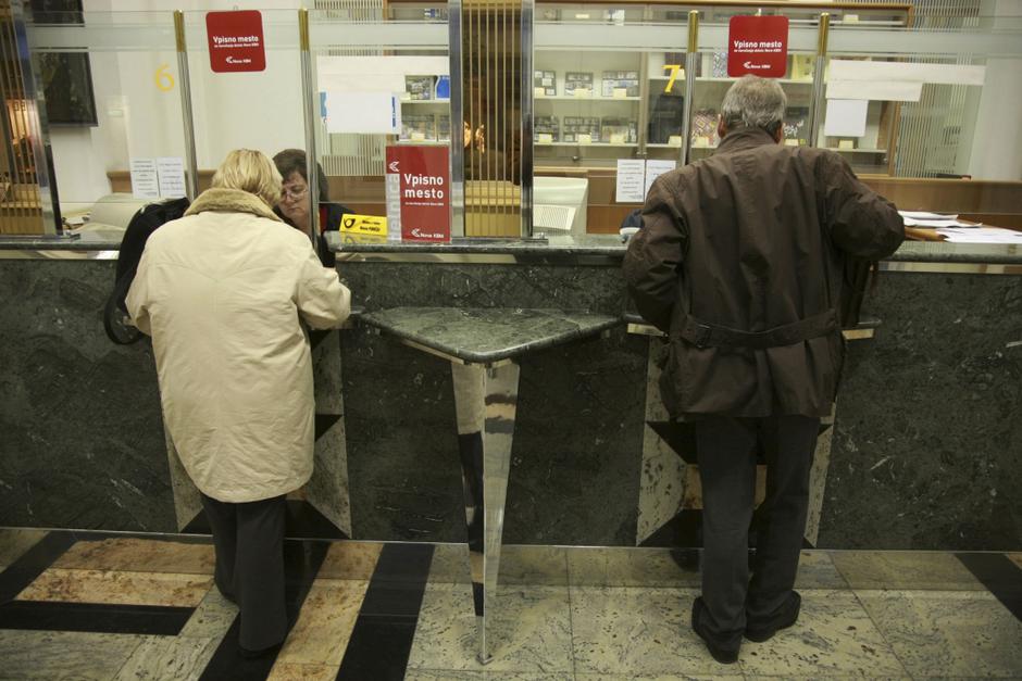 ljubljana17.11.07, nakupovanje delnic nkbm, centralna posta, slovenska cesta 32, | Avtor: IFP